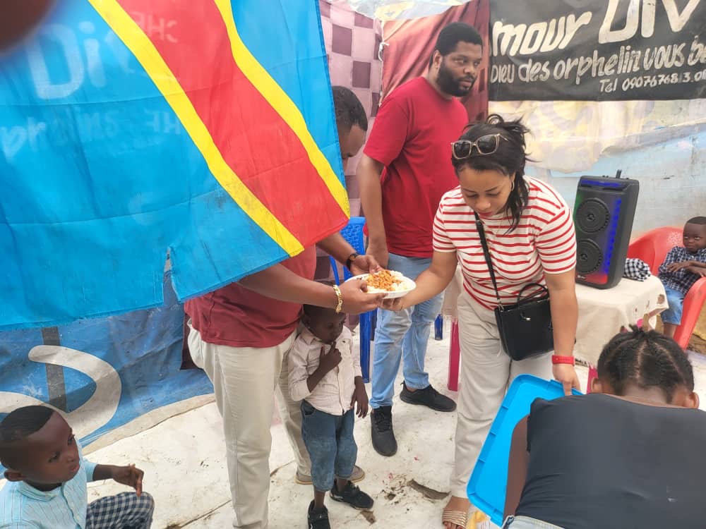 Distribution des assiettes de repas aux enfants