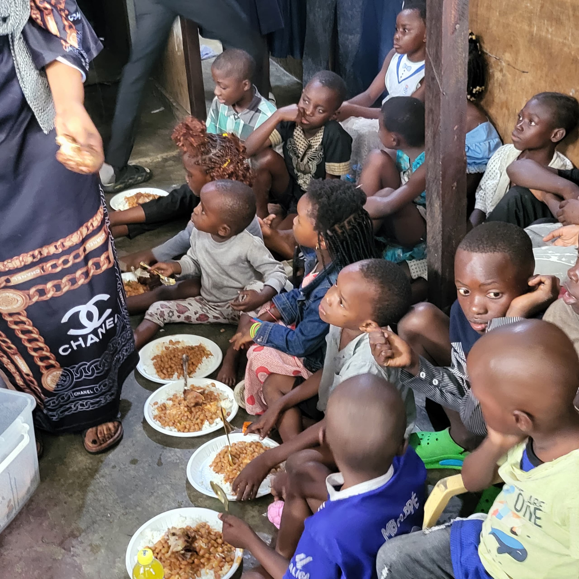 Enfants partageant un repas de riz et de haricots assis par terre